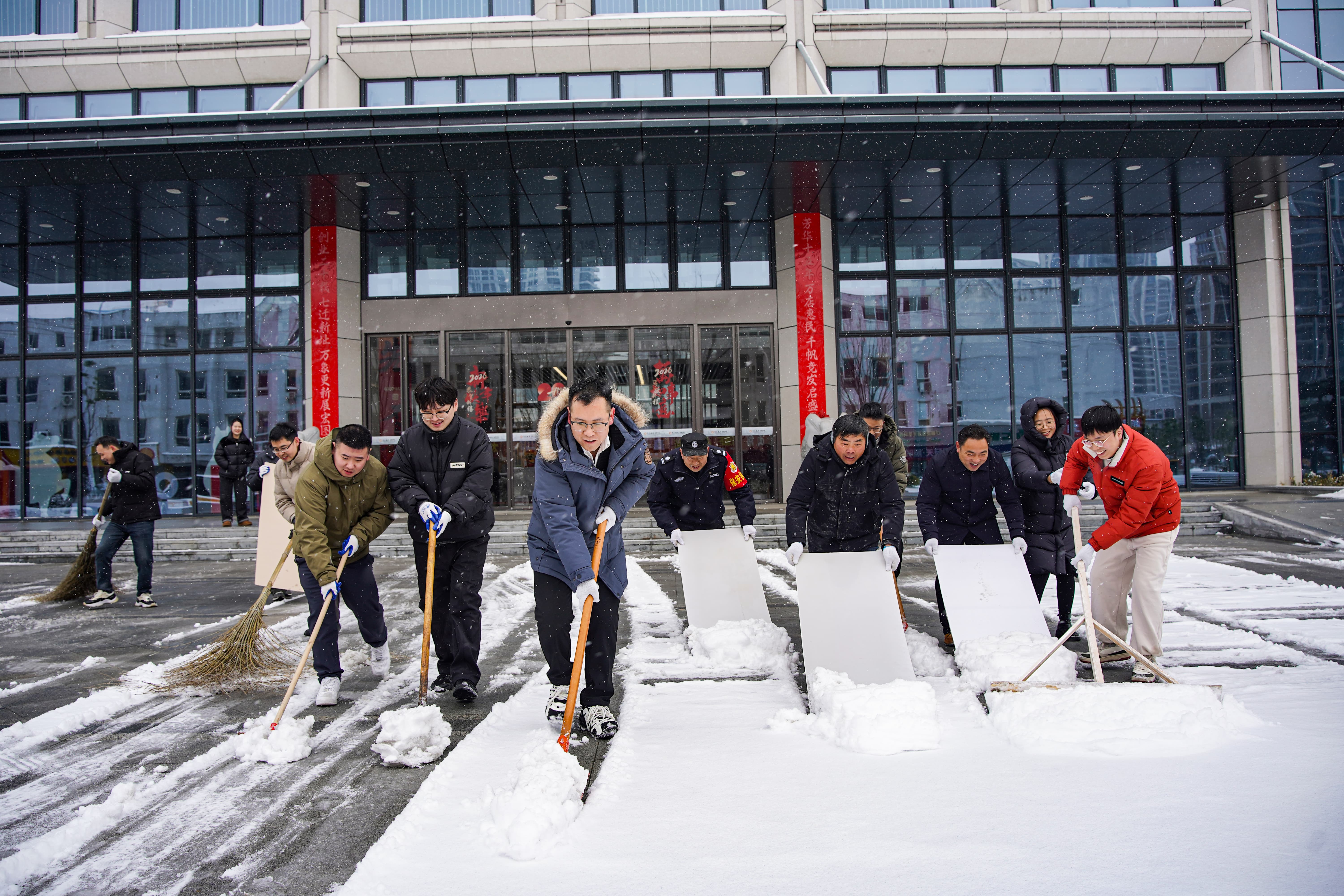 迎寒而上，行动照初心！8868官方登录入口党员先锋开展园区除雪行动