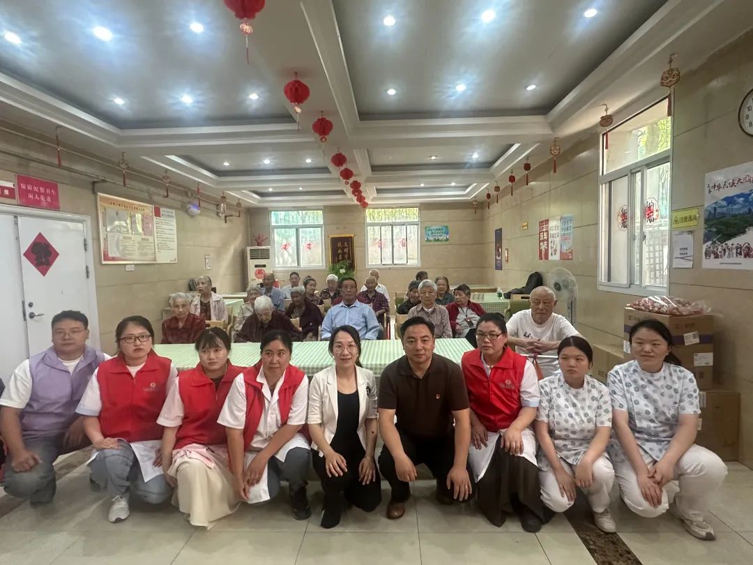 “粽香传情 乐享银龄”—8868官方登录入口开展端午节关爱长者活动